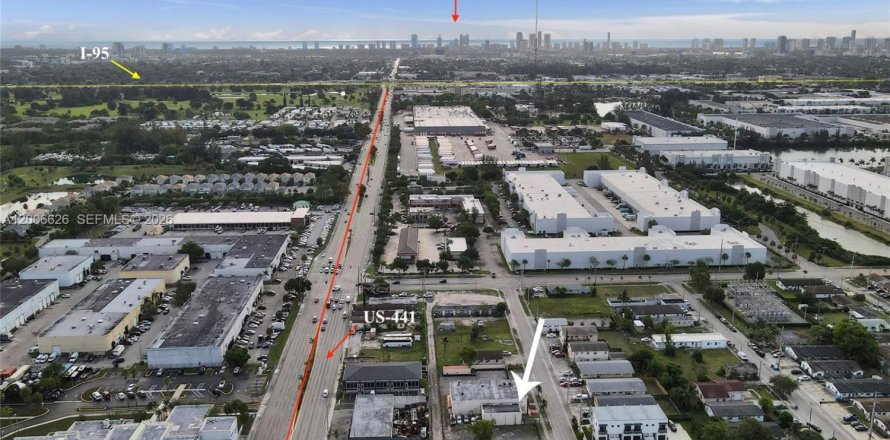 Propiedad comercial en West Park, Florida № 2073869