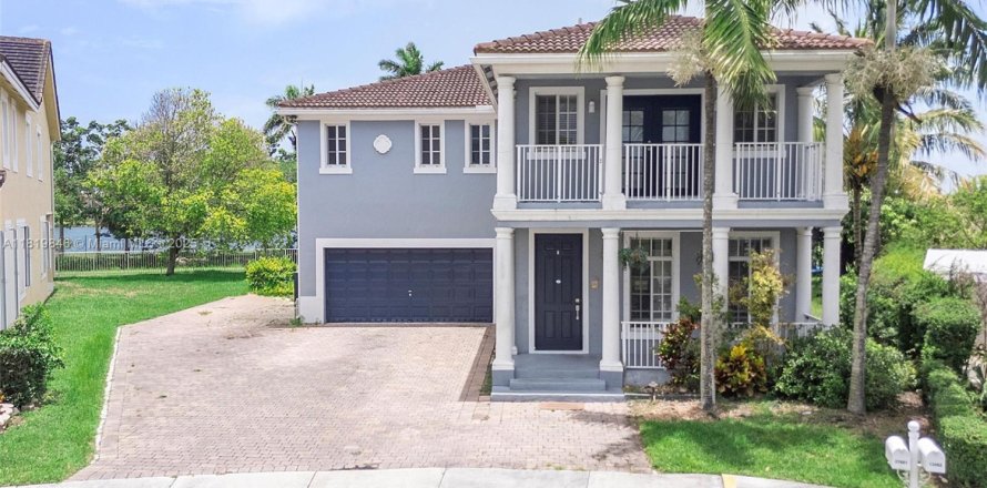 Casa en Homestead, Florida 6 dormitorios, 341.69 m2 № 1961752
