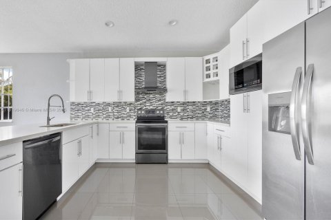 Casa en venta en Homestead, Florida, 6 dormitorios, 341.69 m2 № 1961752 - foto 8