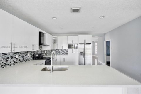 Casa en venta en Homestead, Florida, 6 dormitorios, 341.69 m2 № 1961752 - foto 9