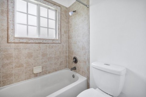 Casa en venta en Homestead, Florida, 6 dormitorios, 341.69 m2 № 1961752 - foto 18