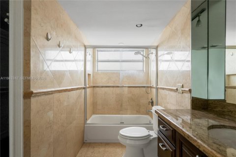 Copropriété à vendre à North Miami Beach, Floride: 2 chambres, 106.37 m2 № 1999554 - photo 24