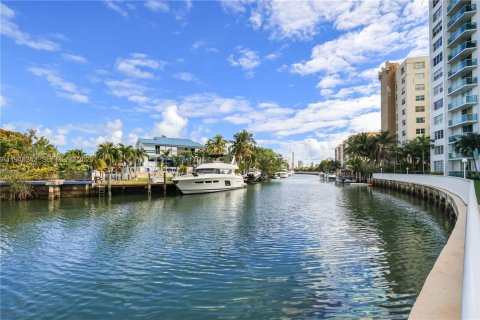 Copropriété à vendre à North Miami Beach, Floride: 2 chambres, 106.37 m2 № 1999554 - photo 10