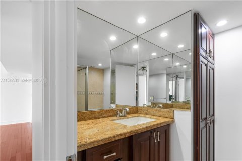 Copropriété à vendre à North Miami Beach, Floride: 2 chambres, 106.37 m2 № 1999554 - photo 30