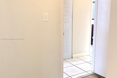 Condo in Lauderhill, Florida, 2 bedrooms  № 1749991 - photo 23