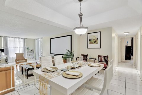 Condo in Lauderhill, Florida, 2 bedrooms  № 1749991 - photo 3
