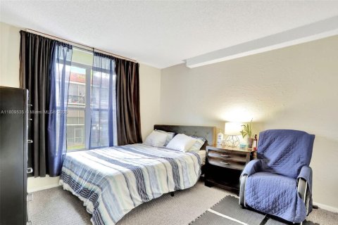 Condo in Lauderhill, Florida, 2 bedrooms  № 1749991 - photo 24