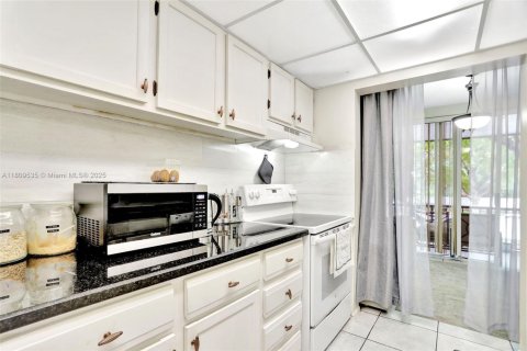 Condo in Lauderhill, Florida, 2 bedrooms  № 1749991 - photo 11
