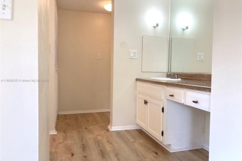Condo in Lauderhill, Florida, 2 bedrooms  № 1749991 - photo 22