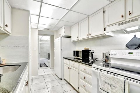 Condo in Lauderhill, Florida, 2 bedrooms  № 1749991 - photo 13