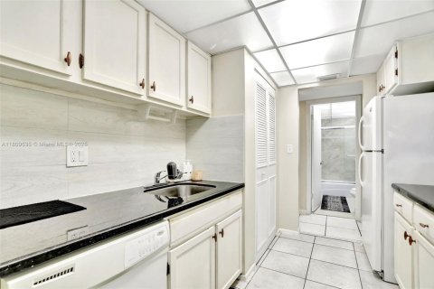 Condo in Lauderhill, Florida, 2 bedrooms  № 1749991 - photo 12