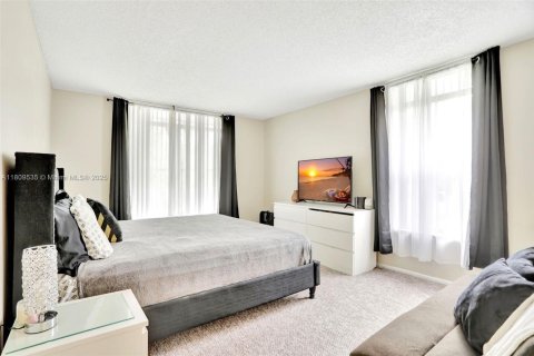 Condo in Lauderhill, Florida, 2 bedrooms  № 1749991 - photo 14