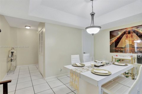 Condo in Lauderhill, Florida, 2 bedrooms  № 1749991 - photo 5