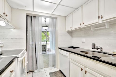 Condo in Lauderhill, Florida, 2 bedrooms  № 1749991 - photo 10