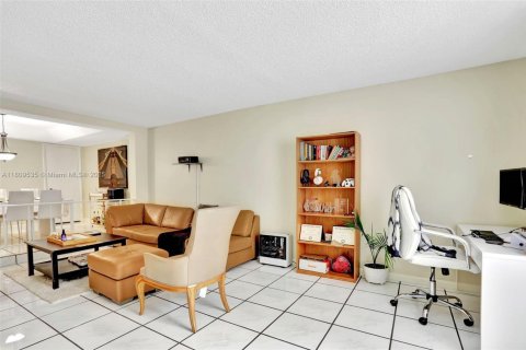 Condo in Lauderhill, Florida, 2 bedrooms  № 1749991 - photo 8