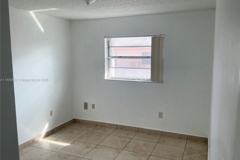 Apartment in Hialeah, Florida 2 bedrooms, 65.03 sq.m. № 1964327 - photo 5