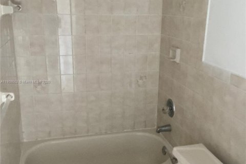 Apartment in Hialeah, Florida 2 bedrooms, 65.03 sq.m. № 1964327 - photo 4