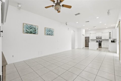 House in Orlando, Florida 4 bedrooms, 237.92 sq.m. № 2134573 - photo 14