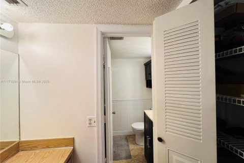 Condo in Plantation, Florida, 2 bedrooms  № 1701351 - photo 22