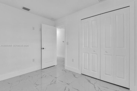 Commercial property in Lehigh Acres, Florida № 2065549 - photo 18