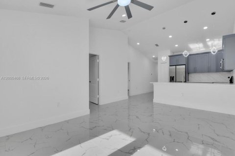 Commercial property in Lehigh Acres, Florida № 2065549 - photo 11