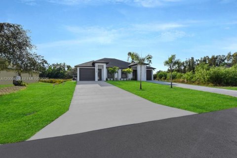 Commercial property in Lehigh Acres, Florida № 2065549 - photo 27