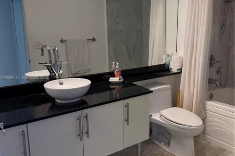 Condo in Miami, Florida, 1 bedroom  № 2182657 - photo 17