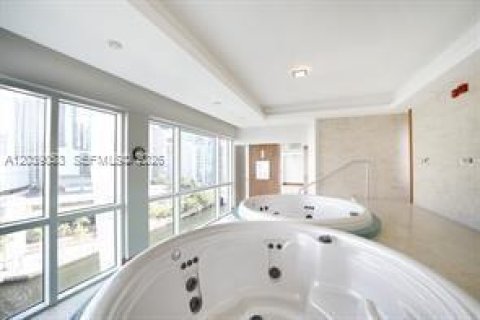 Condo in Miami, Florida, 1 bedroom  № 2182657 - photo 12