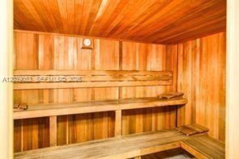 Condo in Miami, Florida, 1 bedroom  № 2182657 - photo 11