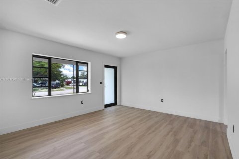Casa en venta en Miami, Florida, 3 dormitorios № 1862397 - foto 7