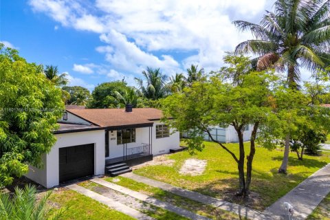 Casa en venta en Miami, Florida, 3 dormitorios № 1862397 - foto 2