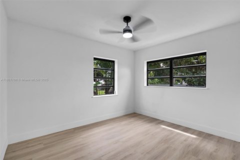 Casa en venta en Miami, Florida, 3 dormitorios № 1862397 - foto 13