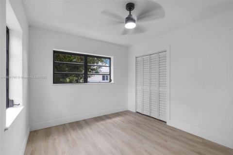 Casa en venta en Miami, Florida, 3 dormitorios № 1862397 - foto 14