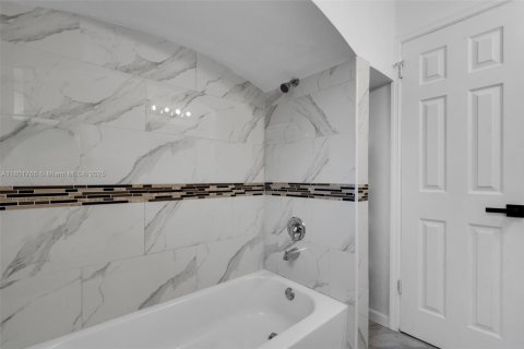 Casa en venta en Miami, Florida, 3 dormitorios № 1862397 - foto 16