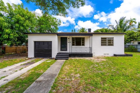Casa en venta en Miami, Florida, 3 dormitorios № 1862397 - foto 1