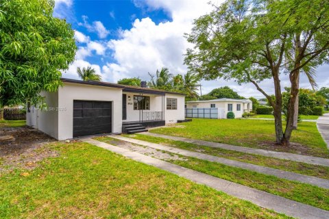 Casa en venta en Miami, Florida, 3 dormitorios № 1862397 - foto 3