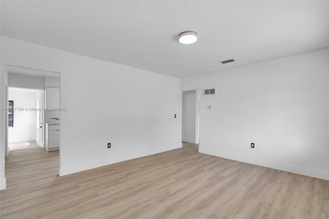 Casa en venta en Miami, Florida, 3 dormitorios № 1862397 - foto 5