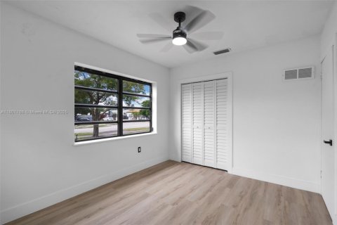 Casa en venta en Miami, Florida, 3 dormitorios № 1862397 - foto 12