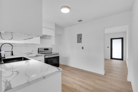 Casa en venta en Miami, Florida, 3 dormitorios № 1862397 - foto 9