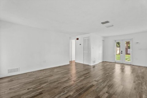 Villa ou maison à vendre à Sarasota, Floride: 2 chambres, 83.61 m2 № 2167540 - photo 7