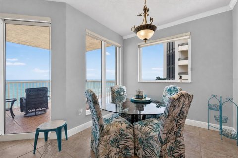 Condo in Daytona Beach, Florida, 3 bedrooms № 2199573 - photo 11
