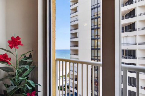 Condo in Daytona Beach, Florida, 3 bedrooms № 2199573 - photo 27