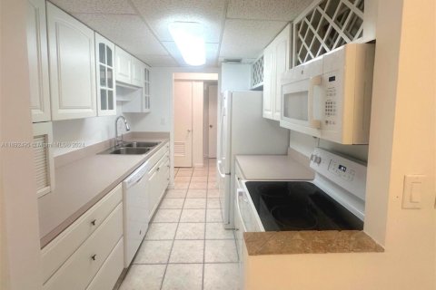Condo in Hallandale Beach, Florida, 2 bedrooms  № 1864341 - photo 6