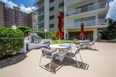 Condo in Hallandale Beach, Florida, 2 bedrooms  № 1864341 - photo 19