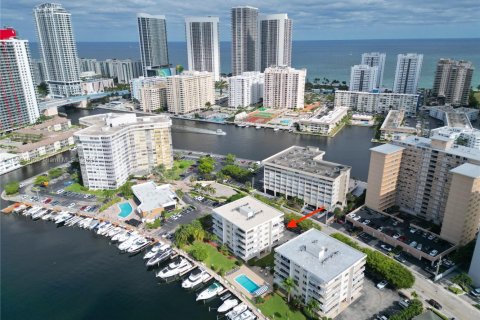 Condo in Hallandale Beach, Florida, 2 bedrooms  № 1864341 - photo 1
