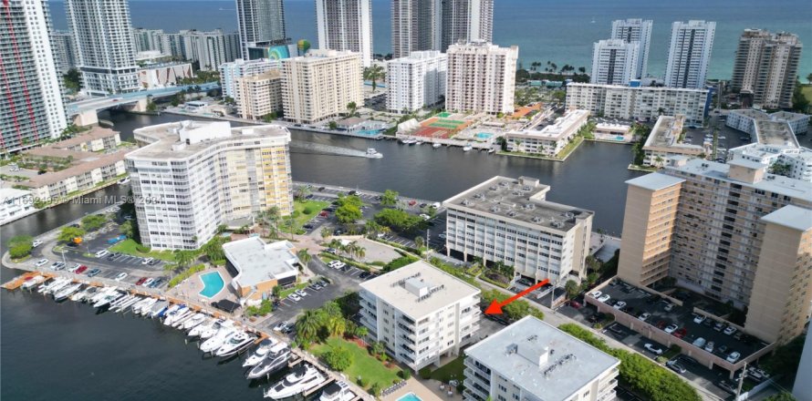 Condo in Hallandale Beach, Florida, 2 bedrooms № 1864341