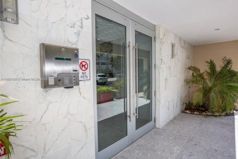 Condo in Hallandale Beach, Florida, 2 bedrooms  № 1864341 - photo 18