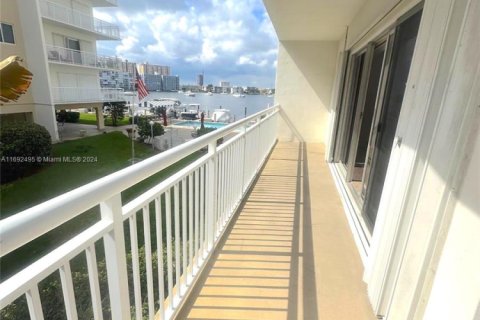 Condo in Hallandale Beach, Florida, 2 bedrooms  № 1864341 - photo 14