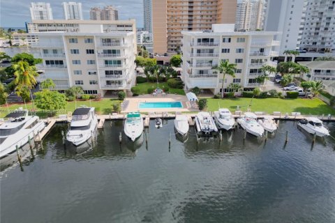 Condo in Hallandale Beach, Florida, 2 bedrooms  № 1864341 - photo 2