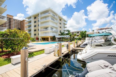 Condo in Hallandale Beach, Florida, 2 bedrooms  № 1864341 - photo 3